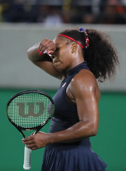Campeã olímpica Serena Williams dos Estados Unidos em ação durante a terceira rodada dos Jogos Olímpicos Rio 2016 — Fotografia de Stock