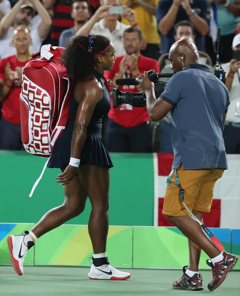 Olympiasiegerin Serena Williams aus den Vereinigten Staaten verlässt den Court nach ihrer Niederlage gegen Jelena Switolina aus der Ukraine in der dritten Runde — Stockfoto