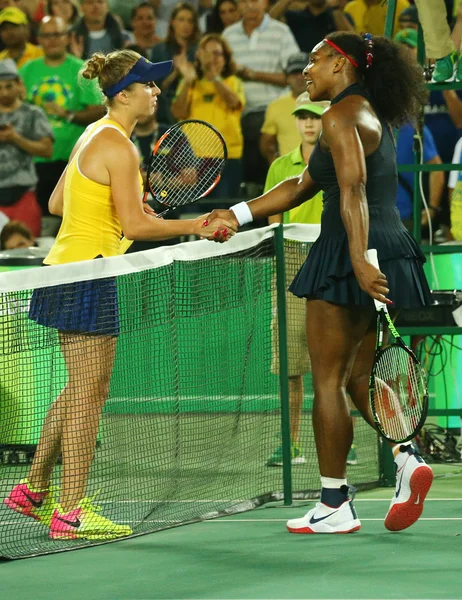 Campeã olímpica Serena Williams dos Estados Unidos (R) parabeniza Elena Svitolina da Ucrânia após derrota na terceira rodada do Rio 2016 — Fotografia de Stock