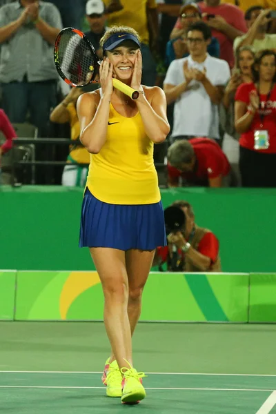 La tenista profesional Elina Svitolina de Ucrania celebra la victoria contra Serena Williams de EE.UU. en la tercera ronda del partido Río 2016 — Foto de Stock
