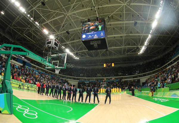 Team Verenigde Staten tijdens volkslied voor groep A basketbal wedstrijd tussen Team Usa en Australië van de Olympische spelen Rio 2016 — Stockfoto