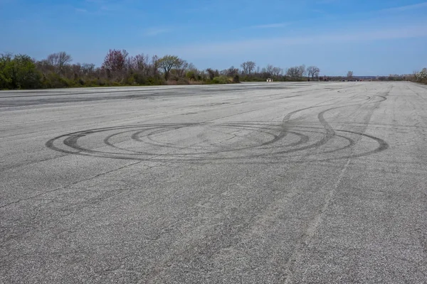 Burnout Treibt Autoreifenspuren Auf Gehweg — Stockfoto