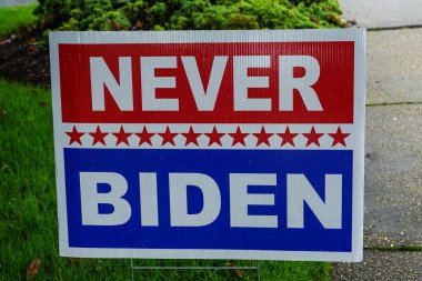OCEANSIDE, New York - 20 Ekim 2020: Long Island, New York 'ta asla Biden çim Tabelası sergilenmedi
