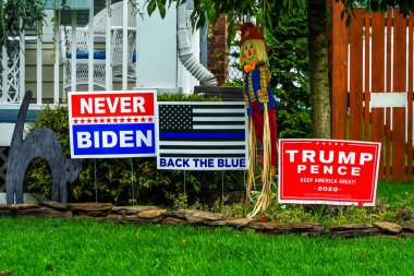 OCEANSIDE, New York - 20 Ekim 2020: Long Island, New York 'ta asla Biden çim Tabelası sergilenmedi