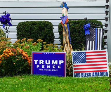 OCEANSIDE, New York - 20 Ekim 2020: Long Island, New York 'ta Trump Pence 2020 çim tabelası