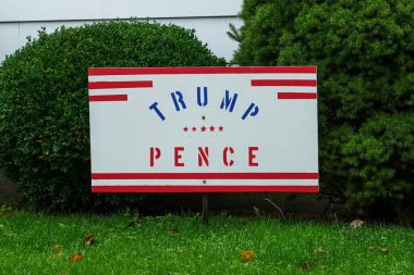 OCEANSIDE, New York - 20 Ekim 2020: Long Island, New York 'ta Trump Pence 2020 çim tabelası
