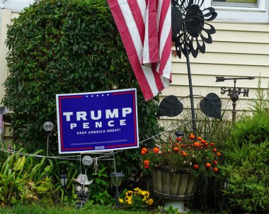 OCEANSIDE, New York - 20 Ekim 2020: Long Island, New York 'ta Trump Pence 2020 çim tabelası
