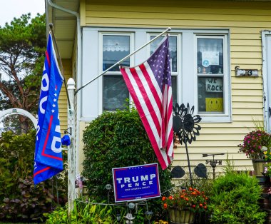OCEANSIDE, New York - 20 Ekim 2020: Long Island, New York 'ta Trump Pence 2020 çim tabelası