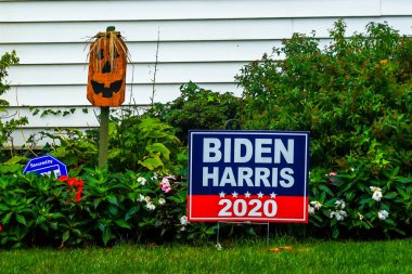 OCEANSIDE, New York - 20 Ekim 2020: Biden Harris 2020 Long Island, New York 'ta sergilenen bahçe tabelası