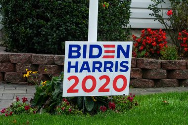 OCEANSIDE, New York - 20 Ekim 2020: Biden Harris 2020 Long Island, New York 'ta sergilenen bahçe tabelası