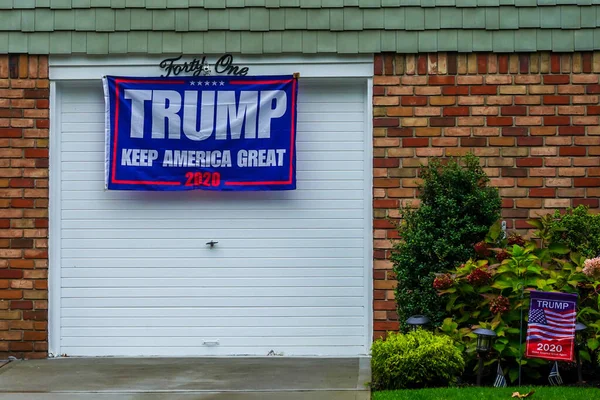 OCEANSIDE, New York - 20 Ekim 2020: Trump Amerika 'yı Büyük Tutun 2020 Long Island, New York' ta sergileniyor