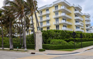 PALM BEACH, FLORIDA - 29 Mart 2019 Palm Beach, FL 'deki Güney Okyanus Bulvarı' nda lüks konutlar. Palm Beach, Güney Florida 'da Lake Worth Lagoon tarafından anakaradan ayrılan bir kasabadır.