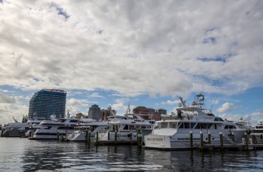 PALM BEACH, FLORIDA - 30 Mart 2019: Palm Beach Rıhtımında yelkenliler ve yatlar. Palm Beach Adası 'ndaki tek marina olan Town Marina, 1940' lardan beri rıhtımda yer alıyor.