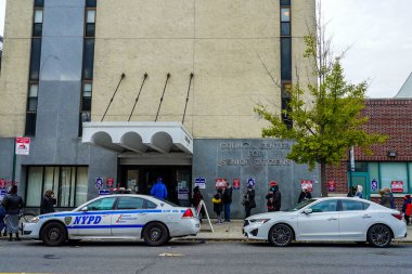 BrooKLYN, New York - 25 Ekim 2020: Brooklyn, New York 'taki erken seçim bölgesinde uzun kuyruk. 1965 Oy Hakları Yasası, ABD 'de oylamada ayrımcılığı yasaklayan bir ulusal yasadır.