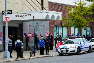 BrooKLYN, New York - 25 Ekim 2020: Brooklyn, New York 'taki erken seçim bölgesinde uzun kuyruk. 1965 Oy Hakları Yasası, ABD 'de oylamada ayrımcılığı yasaklayan bir ulusal yasadır.