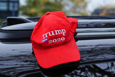 BrooKLYN, New York - 25 Ekim 2020 Trump 2020 şapkası. Başkan Trump taraftarları, New York 'ta düzenlenen Trump 2020 mitingine katılıyor.