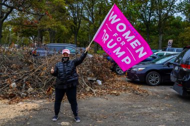BrooKLYN, New York - 25 Ekim 2020: Trump destekçisi için kadınlar. Başkan Trump taraftarları, New York 'ta düzenlenen Trump 2020 mitingine katılıyor.