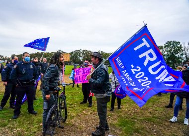 BrooKLYN, New York - 25 Ekim 2020: Protestocu Trump destekçileriyle tartıştı. Başkan Trump taraftarları, New York 'ta düzenlenen Trump 2020 mitingine katılıyor.