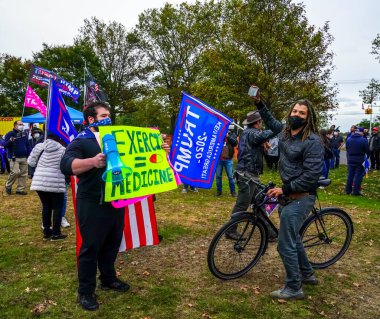 BrooKLYN, New York - 25 Ekim 2020: Protestocu Trump destekçileriyle tartıştı. Başkan Trump taraftarları, New York 'ta düzenlenen Trump 2020 mitingine katılıyor.