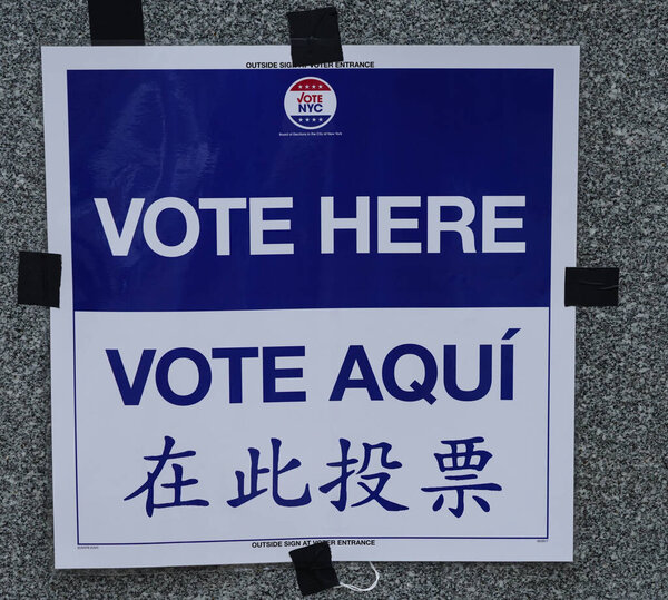 НЬЮ-ЙОРК - 25 октября 2020 года: Подпишите на сайте досрочного голосования в Нью-Йорке. Закон о правах голоса 1965 года является национальным законодательством США, запрещающим дискриминацию при голосовании.