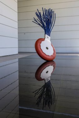 Batı PALM BEACH, FLORIDA - 28 Mart 2019: The Norton Museum of Arts New Heyman Plaza in West Palm Beach 'te yer alan ve Claes Oldenburg ve Coosje Van Bruggen' in yazdığı Scale X (1999) ölçeği