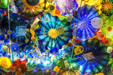 BATI PALM BEACH, FLORIDA - 28 Mart 2019: Chihulys Pers Deniz Yaşam Tavanı (2003) Batı Palm Beach, Florida 'daki Norton Sanat Müzesi. 