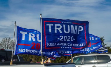 BROOKLYN, NEW YORK - 1 Kasım 2020: Brooklyn, New York 'ta düzenlenen 2020 Ulusal Koz Günü' nde Başkan Trump 'a destek veren bayraklar