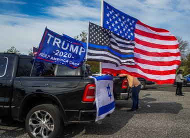 BROOKLYN, NEW YORK - 1 Kasım 2020: Brooklyn, New York 'ta düzenlenen 2020 Ulusal Koz Günü' nde Başkan Trump 'a destek veren bayraklar