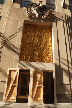 NEW YORK - 5 Kasım 2020: Rockefeller Center 'daki Michael Kors mağazası Manhattan şehir merkezinde kapatıldı. Kent simgeleri ve perakendeciler, New York 'ta seçimlerle ilgili ayaklanmalara hazırlanıyor