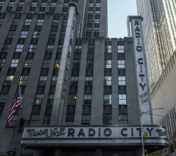 2020年11月5日 黑暗降临并登上纽约市地标 洛克菲勒中心的无线电城音乐厅 Radio City Music Hall 纽约的地标正在为与选举有关的动荡做好准备 — 图库照片