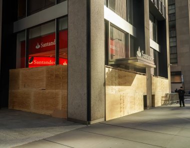 NEW YORK - 5 Kasım 2020: 5. Cadde 'deki Santander Bank şubesi Manhattan şehir merkezinde kapatıldı. Bankalar, dönüm noktaları ve perakendeciler, New York 'ta seçimlerle ilgili ayaklanmalara hazırlanıyor