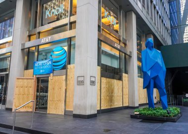 NEW YORK - 5 Kasım 2020: 5. Cadde 'deki AT & T mağazası Manhattan şehir merkezinde kapatıldı. Perakendeciler ve simgeler New York 'ta seçimlerle ilgili ayaklanmalara hazırlanıyor