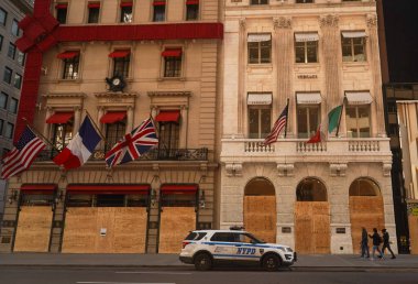 NEW YORK - 5 Kasım 2020: 5. Cadde 'deki Cartier ve Versace lüks perakende mağazaları Manhattan şehir merkezinde kapatıldı. Perakendeciler ve simgeler New York 'ta seçimlerle ilgili ayaklanmalara hazırlanıyor