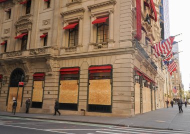 NEW YORK - 5 Kasım 2020: 5. caddedeki Cartier lüks perakende mağazası Manhattan şehir merkezinde kapatıldı. Perakendeciler, bankalar ve simgeler New York 'ta seçimlerle ilgili ayaklanmalara hazırlanıyor