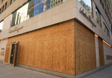New York - 5 Kasım 2020 Salvatore Ferragamo lüks perakende mağazası 5. Cadde 'de Manhattan şehir merkezinde kapatılmış. Perakendeciler, bankalar ve simgeler New York 'ta seçimlerle ilgili ayaklanmalara hazırlanıyor