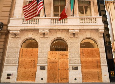 New York - 5 Kasım 2020: 5. caddedeki Versace lüks perakende mağazası Manhattan şehir merkezinde kapatılmış. Perakendeciler, bankalar ve simgeler New York 'ta seçimlerle ilgili ayaklanmalara hazırlanıyor