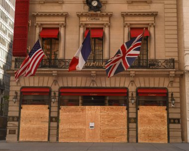 NEW YORK - 5 Kasım 2020: 5. caddedeki Cartier lüks perakende mağazası Manhattan şehir merkezinde kapatıldı. Perakendeciler, bankalar ve simgeler New York 'ta seçimlerle ilgili ayaklanmalara hazırlanıyor