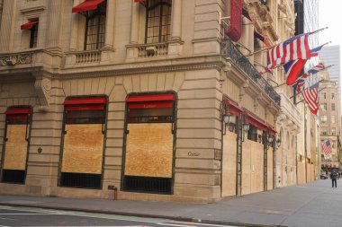NEW YORK - 5 Kasım 2020: 5. caddedeki Cartier lüks perakende mağazası Manhattan şehir merkezinde kapatıldı. Perakendeciler, bankalar ve simgeler New York 'ta seçimlerle ilgili ayaklanmalara hazırlanıyor