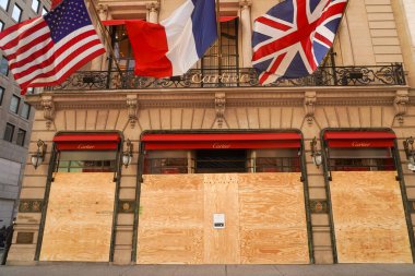 NEW YORK - 5 Kasım 2020: 5. caddedeki Cartier lüks perakende mağazası Manhattan şehir merkezinde kapatıldı. Perakendeciler, bankalar ve simgeler New York 'ta seçimlerle ilgili ayaklanmalara hazırlanıyor