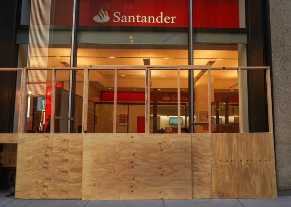 2020年11月5日 位于第五大道的桑坦德银行 Santander Bank 分行在曼哈顿市中心登机 地标和零售商正准备应对纽约市与选举有关的动荡 — 图库照片