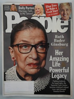 BrooKLYN, New York - 8 Kasım 2020: Brooklyn, New York 'ta sergilenen kapağında Ruth Bader Ginsburg' un yer aldığı bir People dergisi sayısı