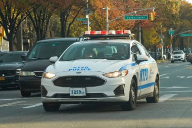 BrooKLYN, NEW YORK - 5 Kasım 2020: NYPD aracı Brooklyn 'deki bir olay yerine varıyor. 1845 yılında kurulan New York Polis Departmanı, ABD' deki en büyük polis teşkilatıdır.