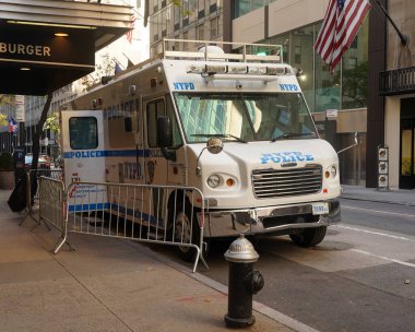 New York, 5 Kasım 2020, Manhattan şehir merkezindeki NYPD mobil komuta merkezi. NYPD İletişim Bölümü mobil komuta merkezi önemli olaylarda telsiz ve telefon iletişimi sağlar.