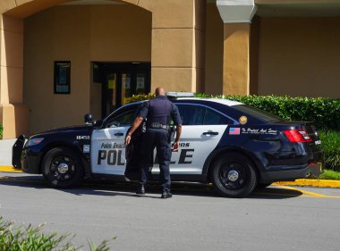 PALM BEACH GARDENS, FLORIDA - 27 Ekim 2020 Palm Beach Gardens Polis Departmanı. Palm Beach Bahçeleri Polis Departmanı 'nda 117 yeminli memur var.