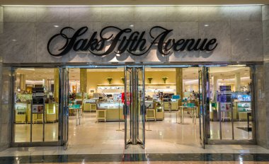 PALM BEACH GARDENS, FLORIDA - 31 Mart 2019: Saks Fifth Avenue mağazası Palm Beach Gardens, Florida