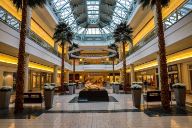 PALM BEACH GARDENS, FLORIDA - 31 Mart 2019: Palm Beach Gardens, Florida 'daki Gardens Mall' daki Nordstrom mağazası