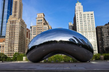 Chicago, Millennium Park 'ta Bulut Kapısı heykeli. Bulut Kapısı, Hindistan doğumlu İngiliz ressam Sir Anish Kapoor 'un halka açık bir heykeli.