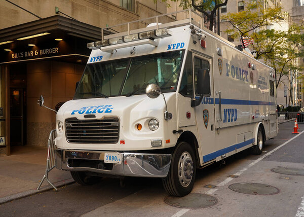 НЬЮ-ЙОРК - 5 ноября 2020 года: мобильный командный пункт полиции Нью-Йорка в центре Манхэттена. Мобильный командный пункт Департамента связи полиции Нью-Йорка обеспечивает радиосвязь и телефонную связь при крупных инцидентах