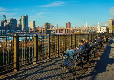 BrooKLYN, New York - 29 Kasım 2020: İnsanlar New York 'taki Brooklyn Köprüsü yakınlarında açık havanın keyfini çıkarıyorlar