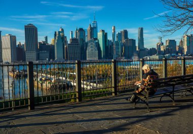 BrooKLYN, New York - 29 Kasım 2020: İnsanlar New York 'taki Brooklyn Köprüsü yakınlarında açık havanın keyfini çıkarıyorlar